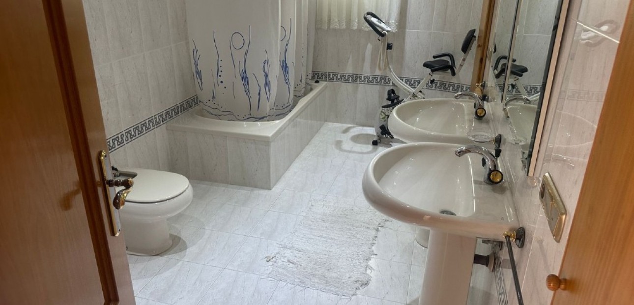 Herverkoop - Villa -
Orihuela