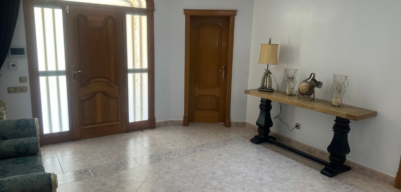 Herverkoop - Villa -
Orihuela