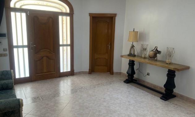 Herverkoop - Villa -
Orihuela