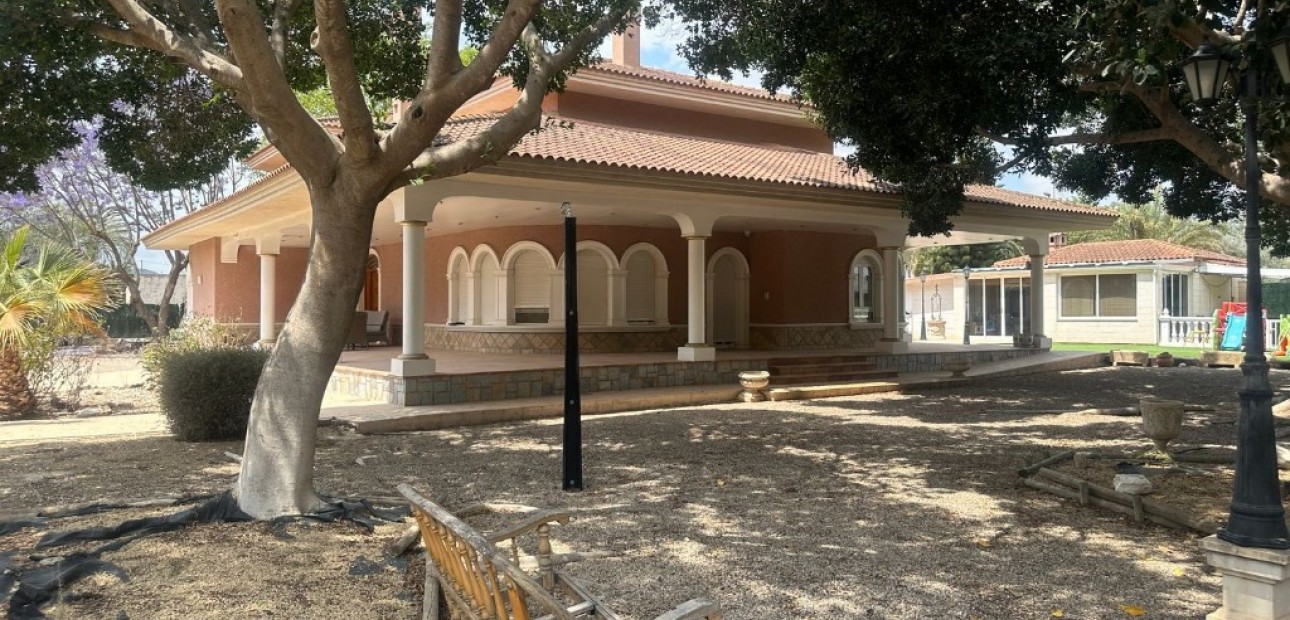 Herverkoop - Villa -
Orihuela