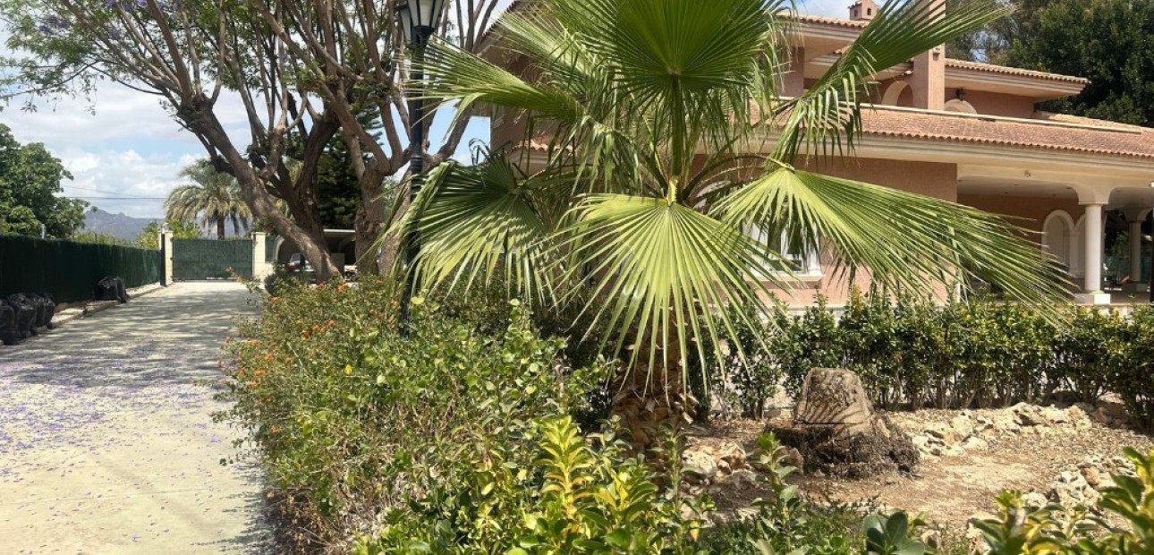 Herverkoop - Villa -
Orihuela