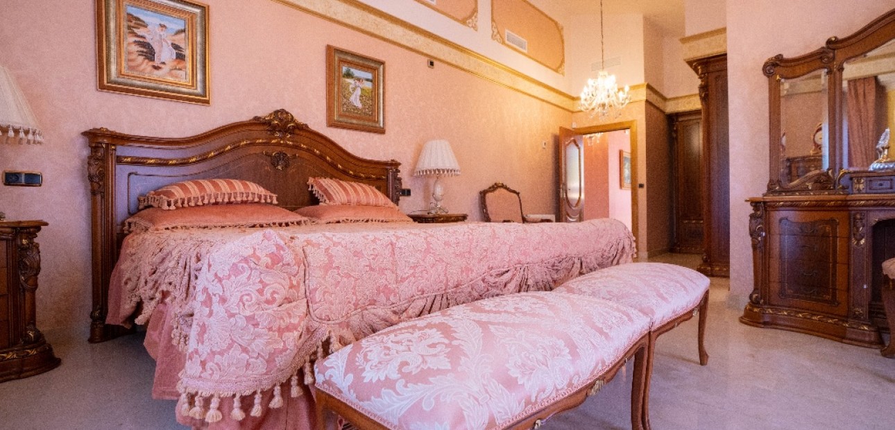 Herverkoop - Villa -
Campoamor