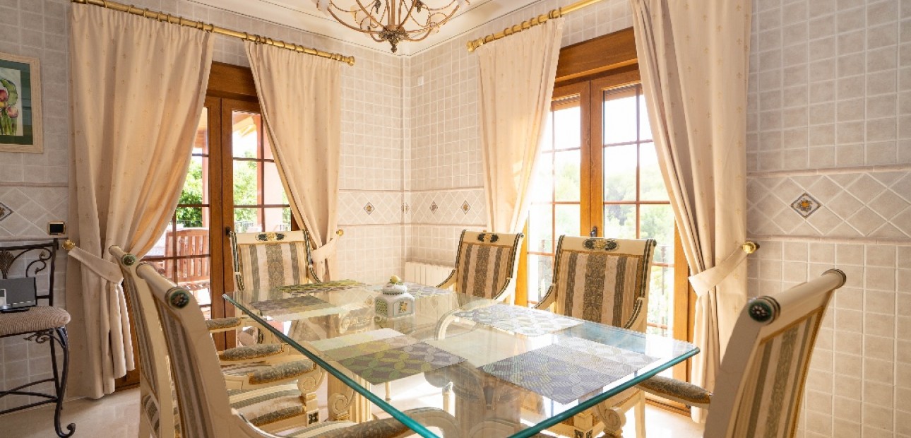 Herverkoop - Villa -
Campoamor