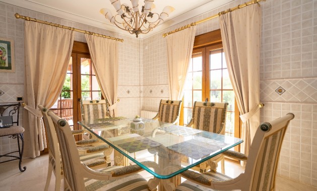 Herverkoop - Villa -
Campoamor