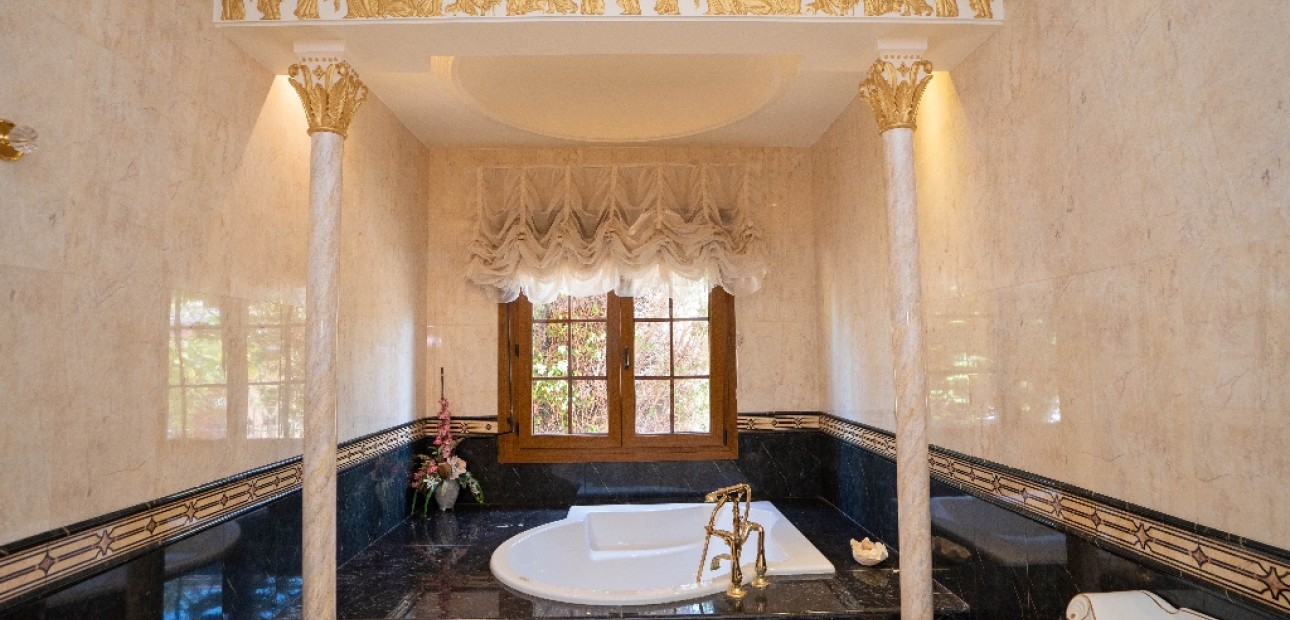 Herverkoop - Villa -
Campoamor