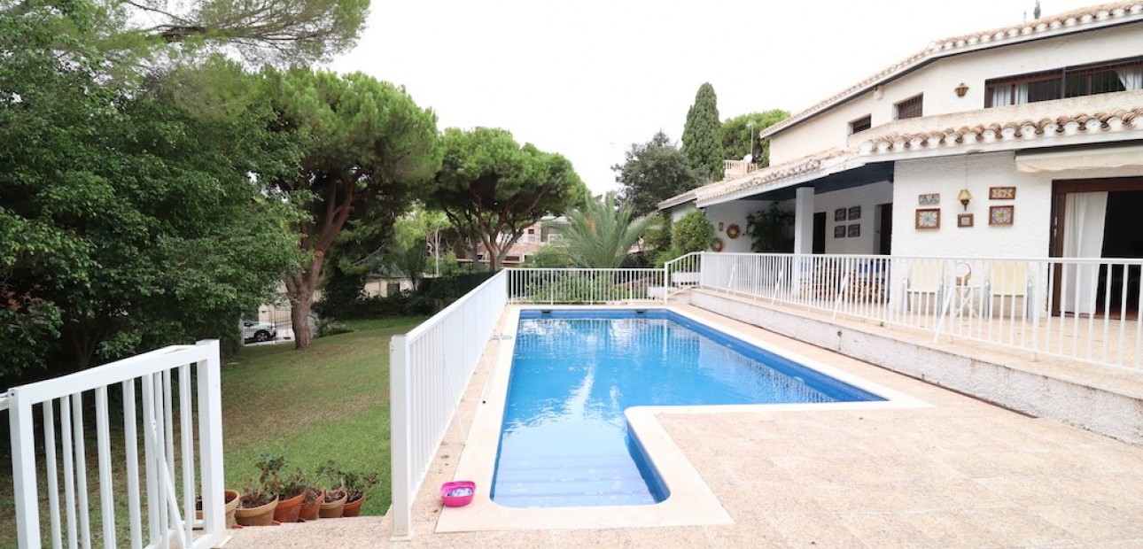 Herverkoop - Villa -
Campoamor