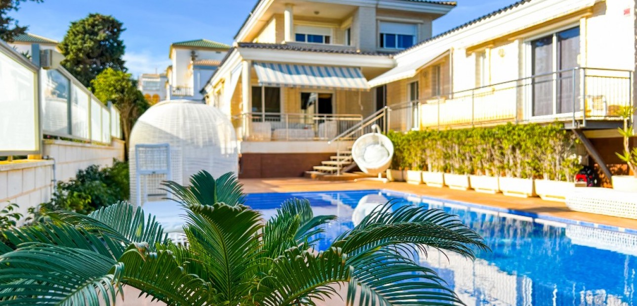 Sale - Villa -
La Mata