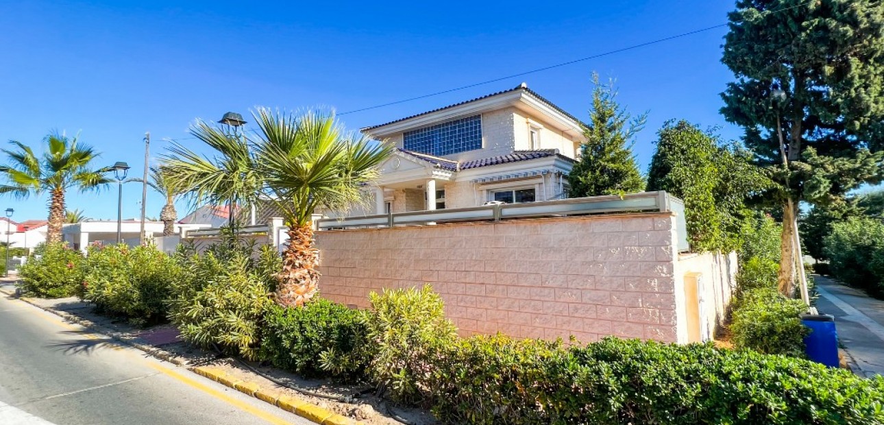 Sale - Villa -
La Mata