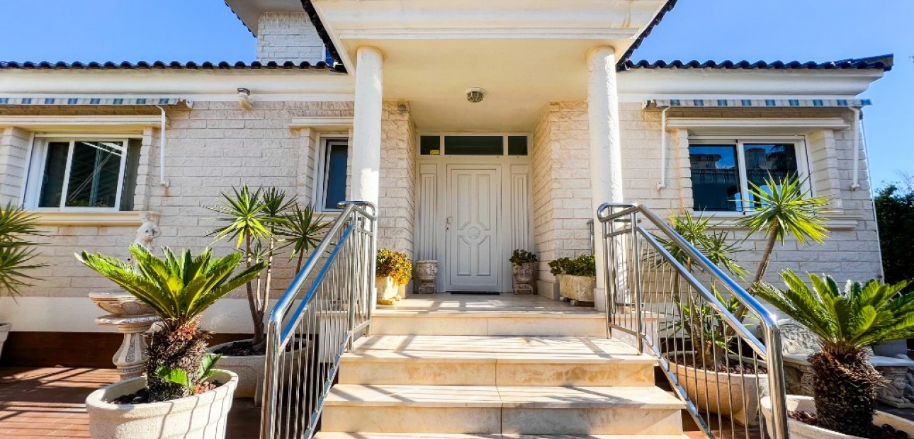 Sale - Villa -
La Mata