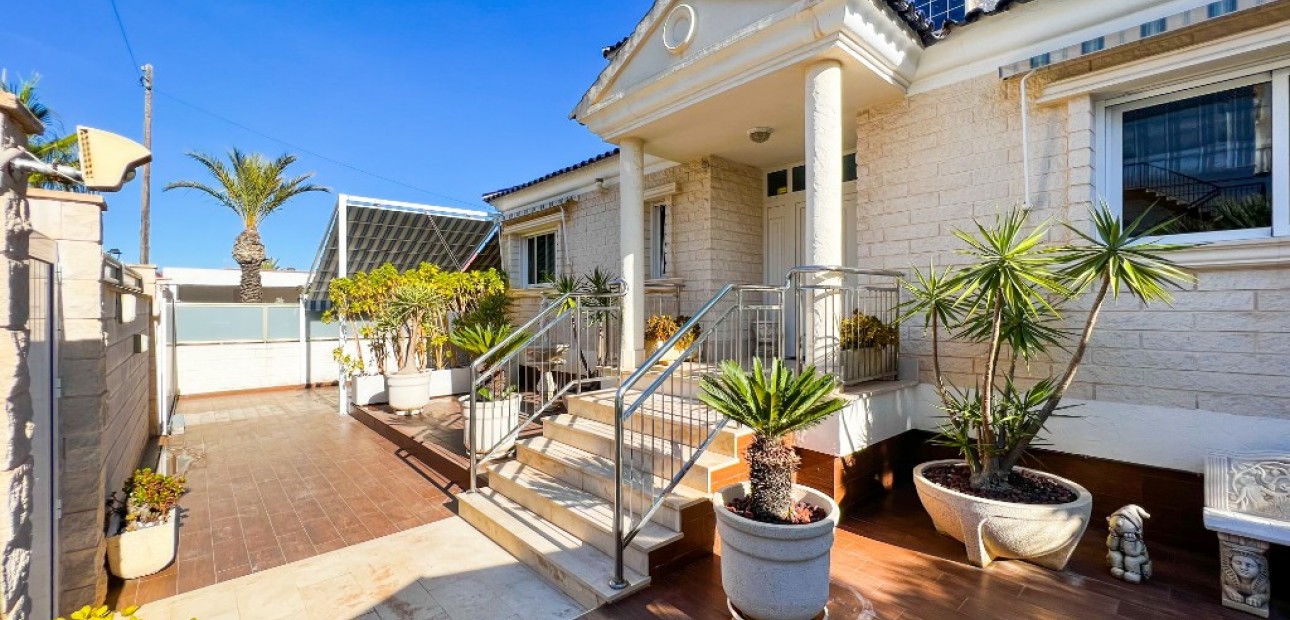 Sale - Villa -
La Mata