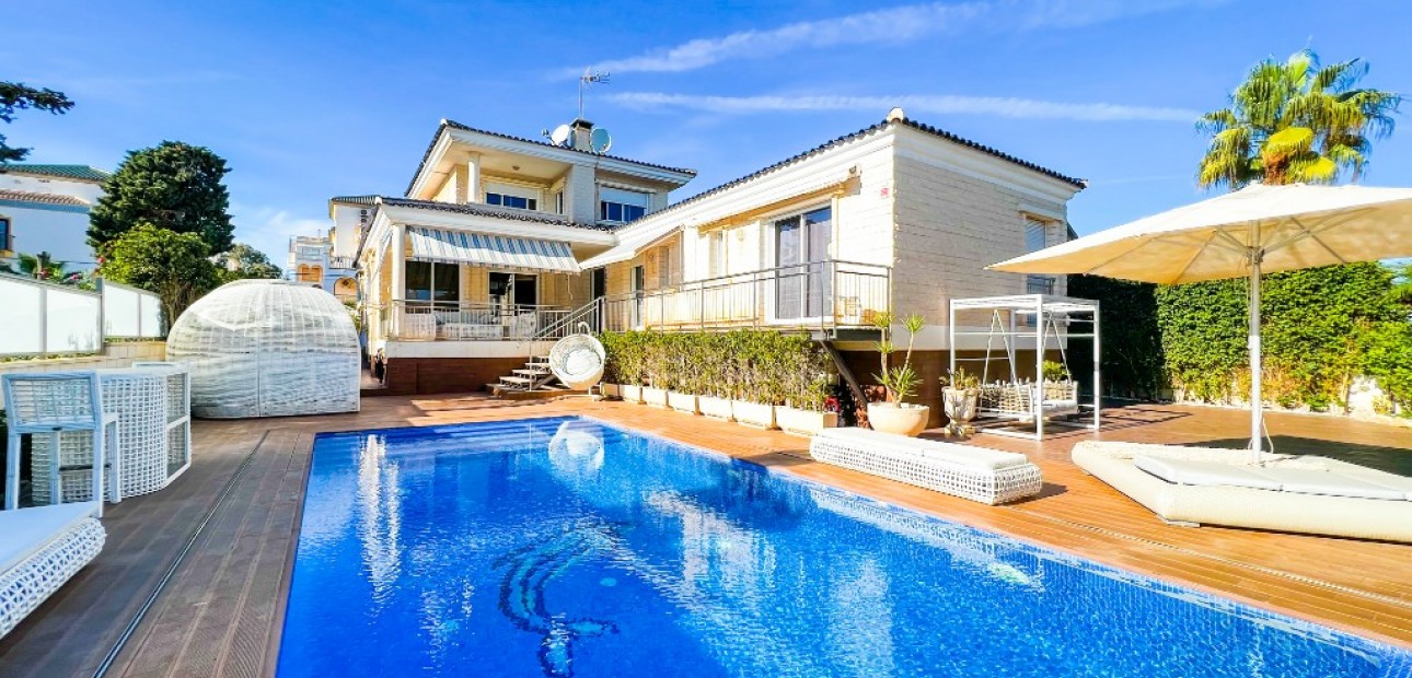Sale - Villa -
La Mata