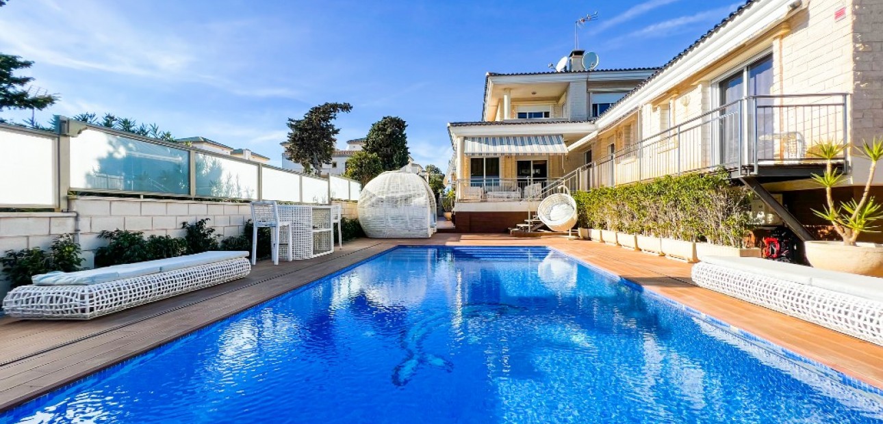 Sale - Villa -
La Mata