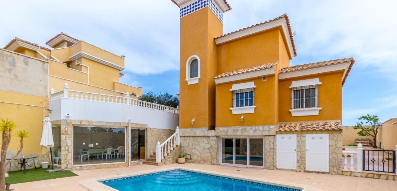 Sale - Villa -
Orihuela Costa