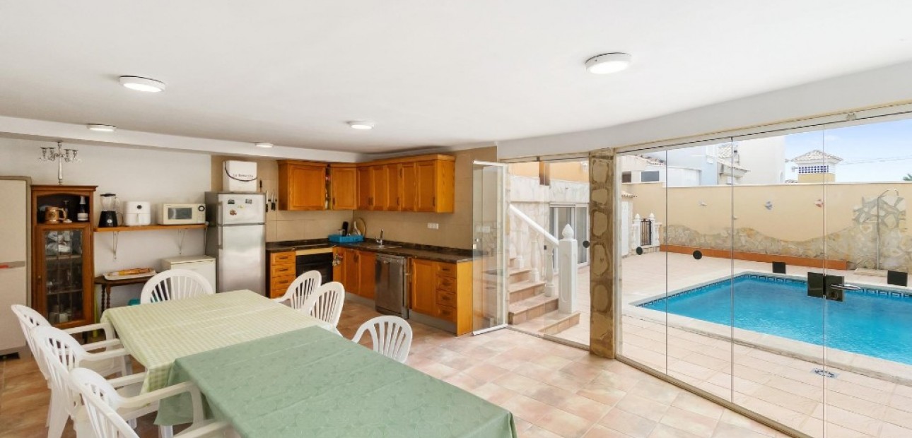 Sale - Villa -
Orihuela Costa