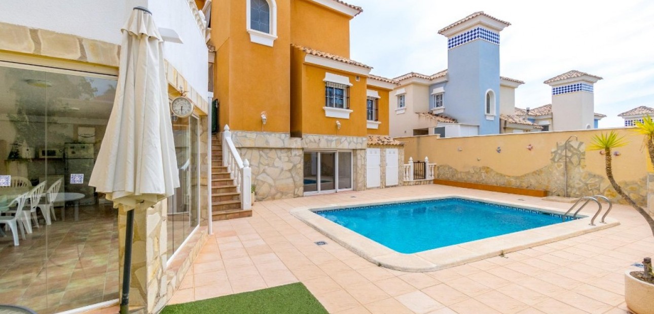 Sale - Villa -
Orihuela Costa