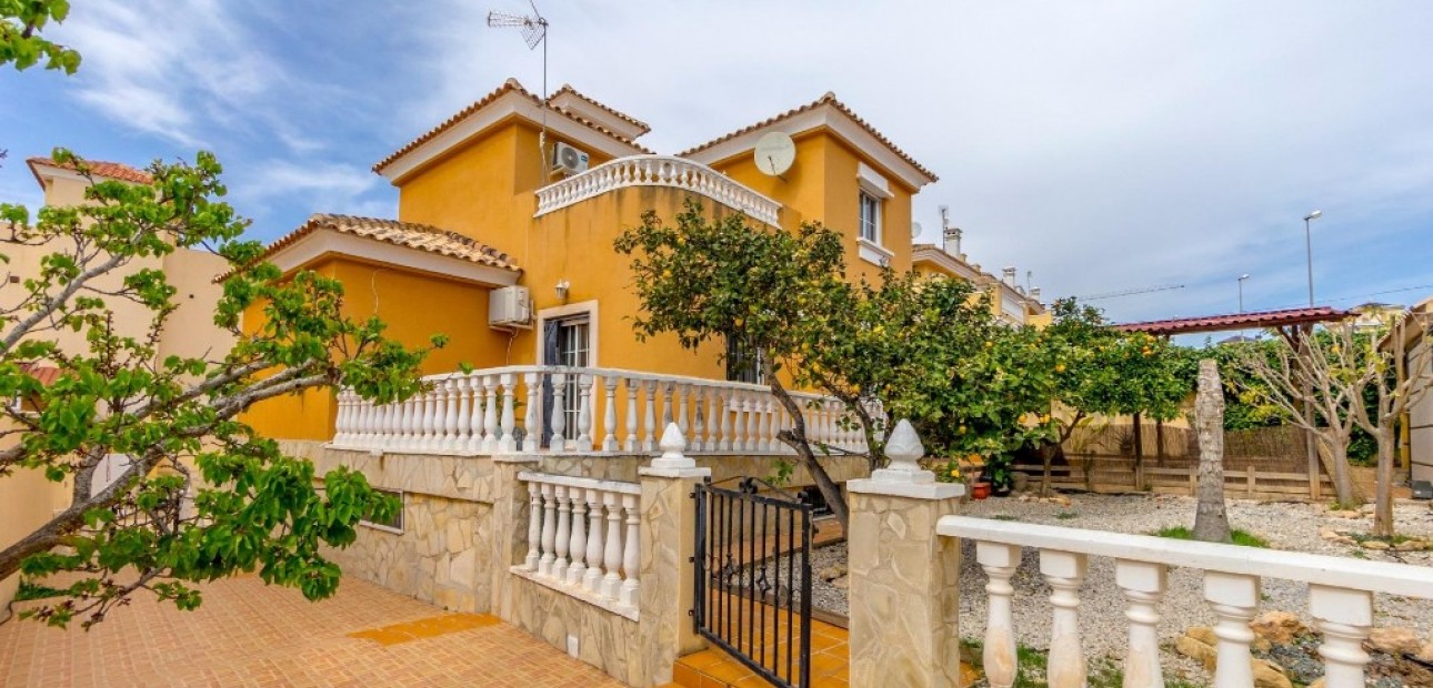 Sale - Villa -
Orihuela Costa