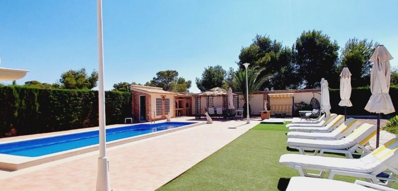 Sale - Villa -
Campoamor