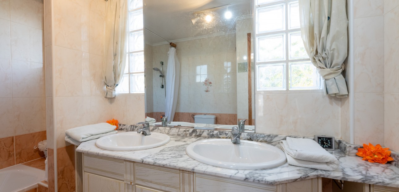 Herverkoop - Villa -
Los Altos