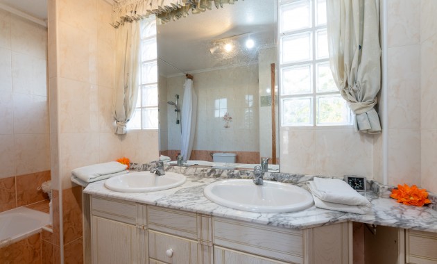 Herverkoop - Villa -
Los Altos