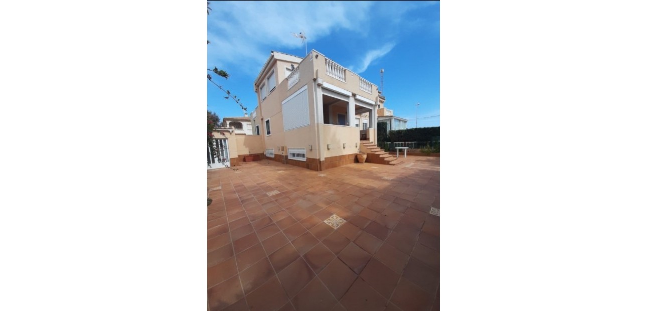 Herverkoop - Herenhuis -
La Mata