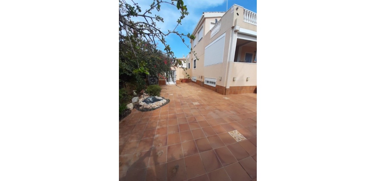 Herverkoop - Herenhuis -
La Mata