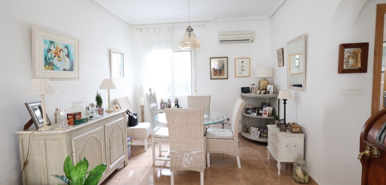 Herverkoop - Villa -
Playa Flamenca