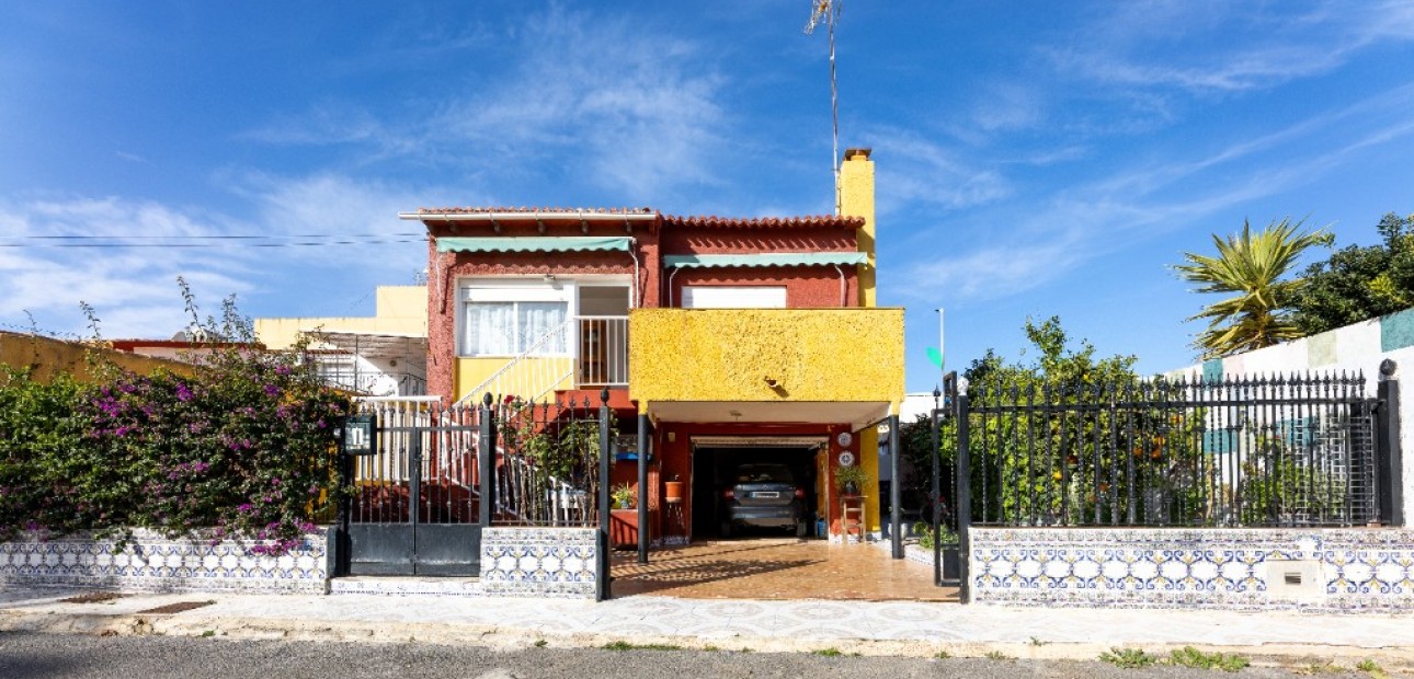 Sale - Villa -
Punta Prima