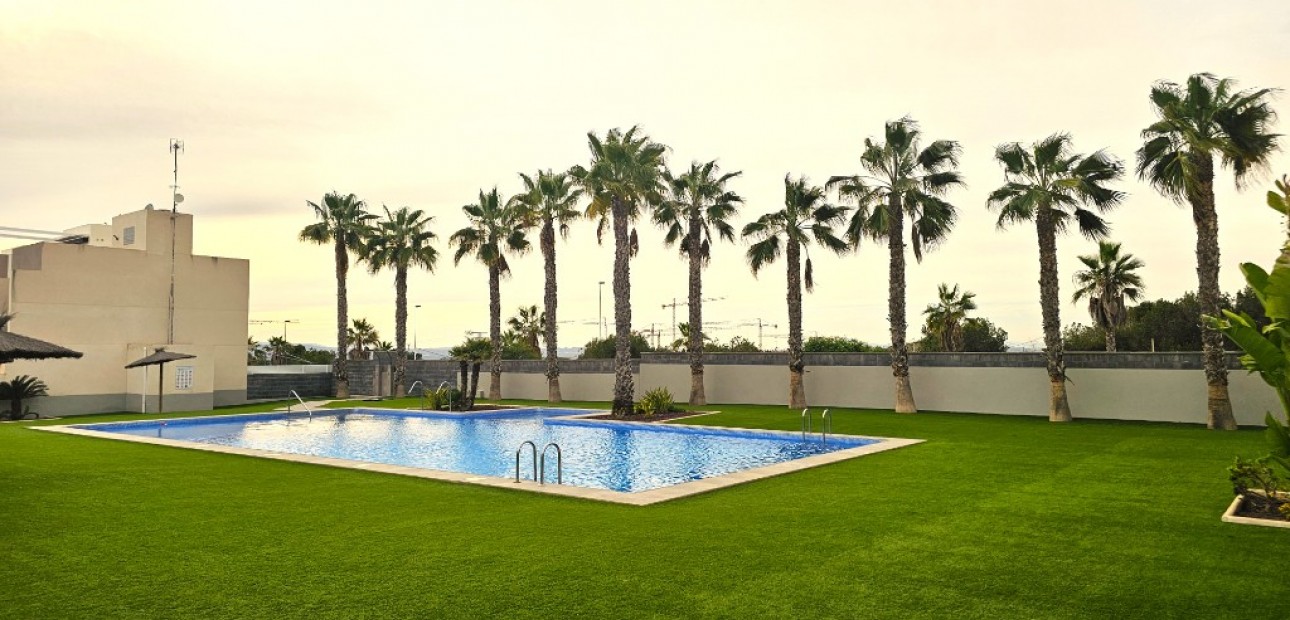 Herverkoop - Herenhuis -
Torrevieja