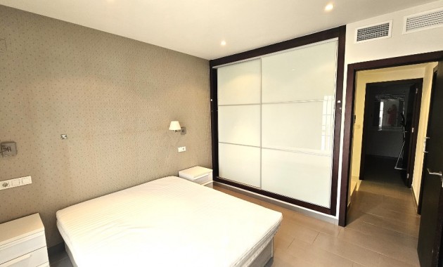 Herverkoop - Herenhuis -
Torrevieja