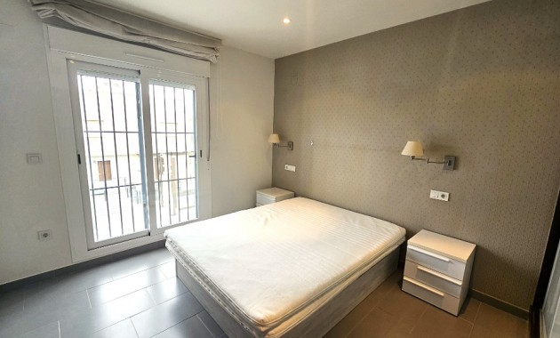 Herverkoop - Herenhuis -
Torrevieja