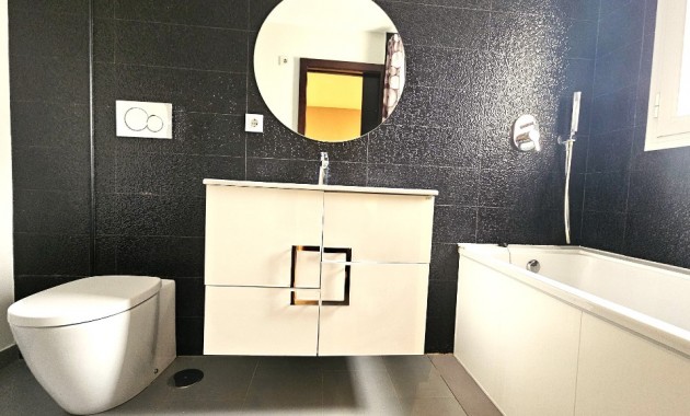 Herverkoop - Herenhuis -
Torrevieja