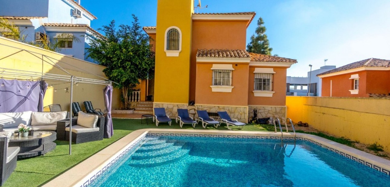Sale - Villa -
Villamartín
