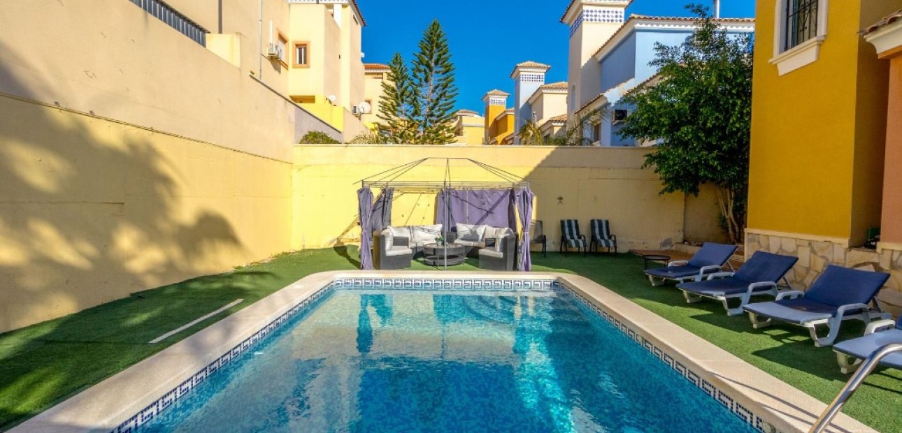 Sale - Villa -
Villamartín