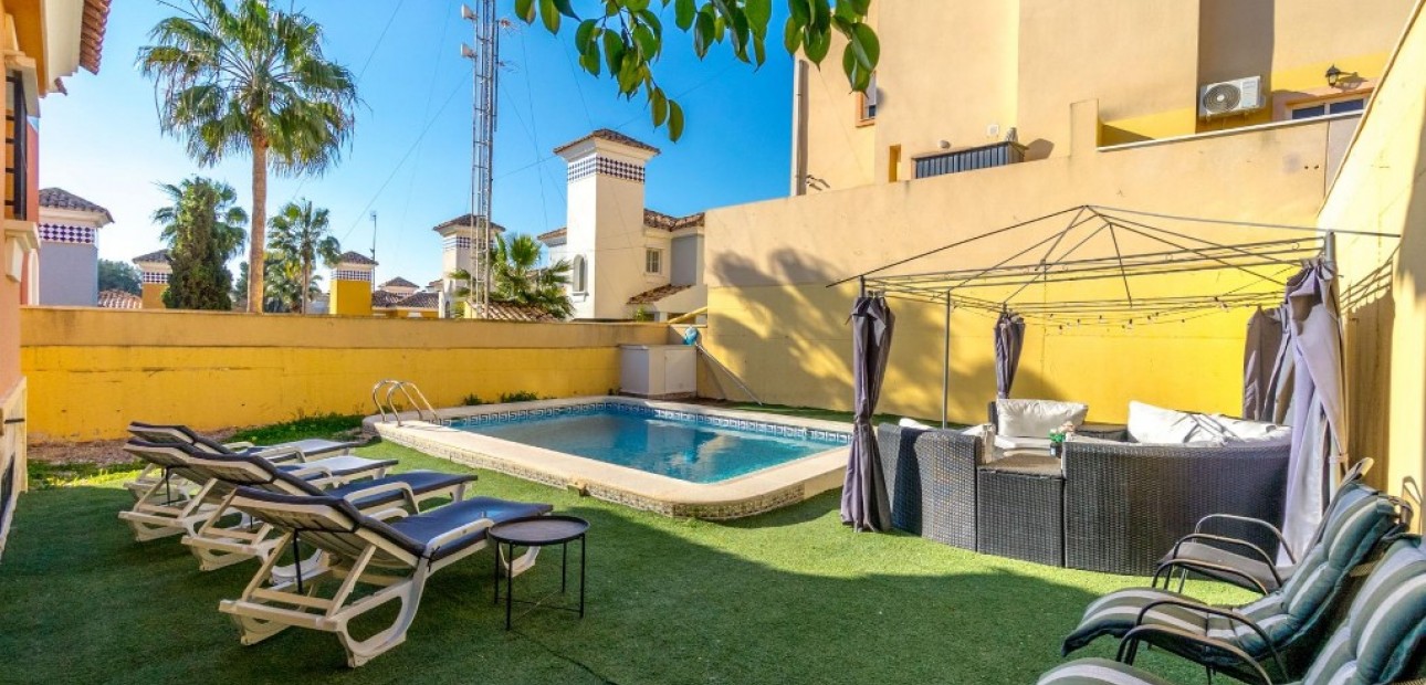 Sale - Villa -
Villamartín