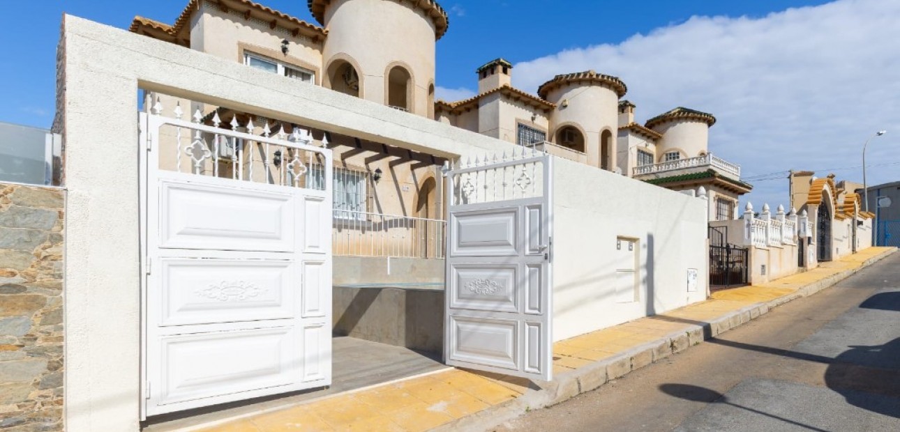 Sale - Villa -
Orihuela Costa - Villamartín