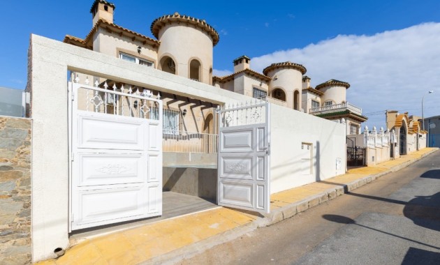 Sale - Villa -
Orihuela Costa - Villamartín