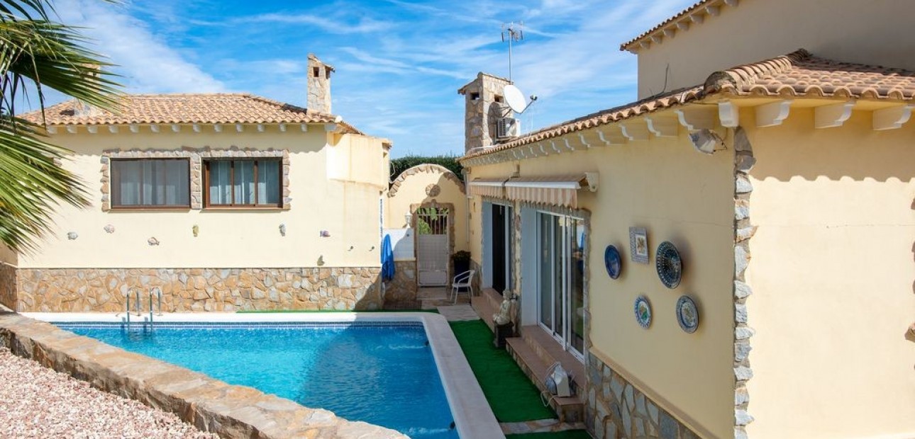 Sale - Villa -
Algorfa