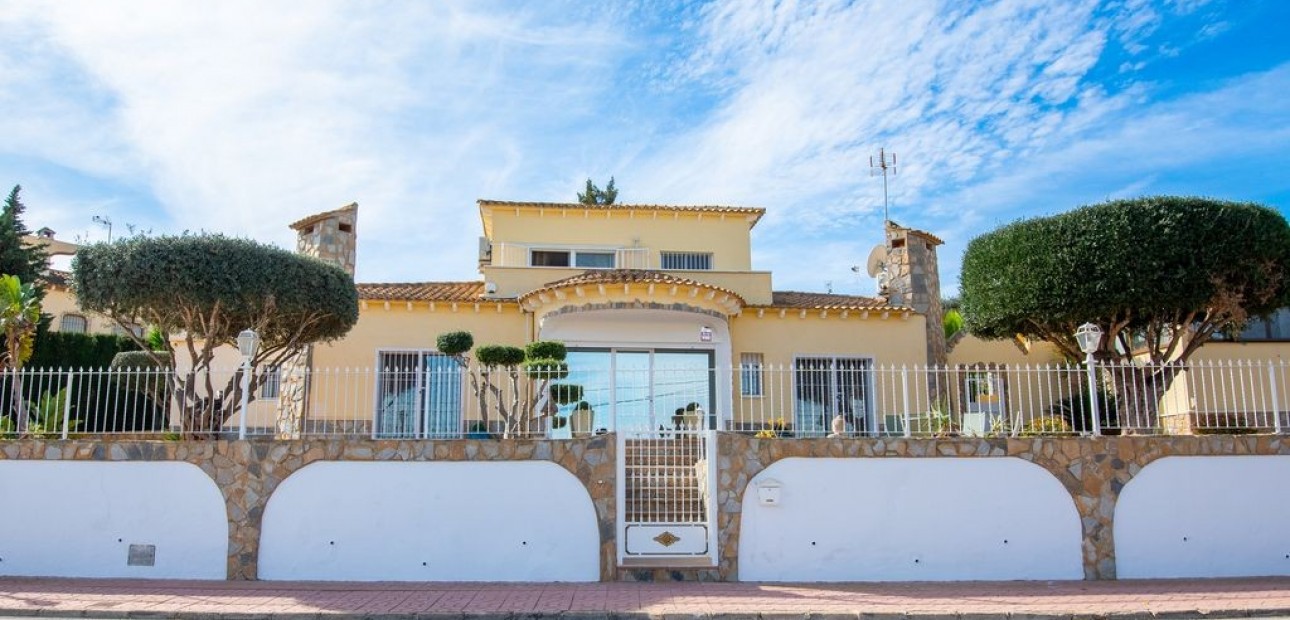 Sale - Villa -
Algorfa