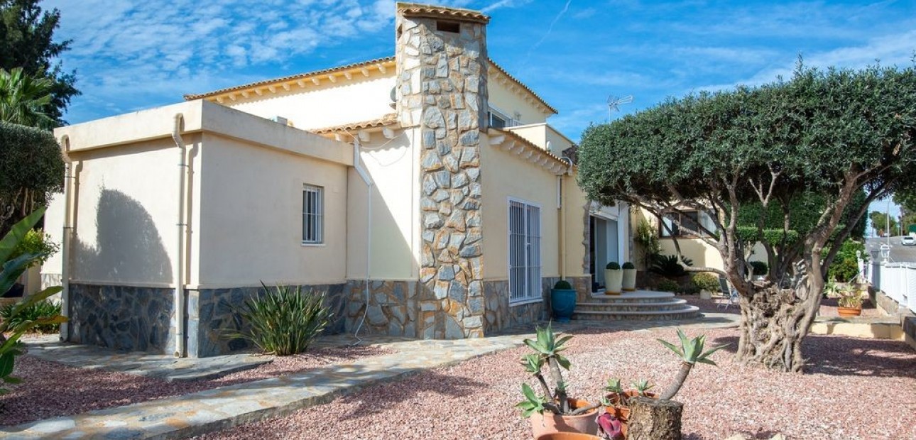 Sale - Villa -
Algorfa