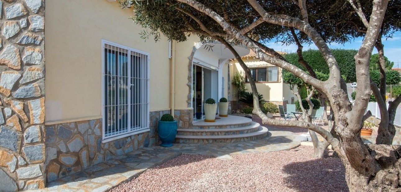 Sale - Villa -
Algorfa