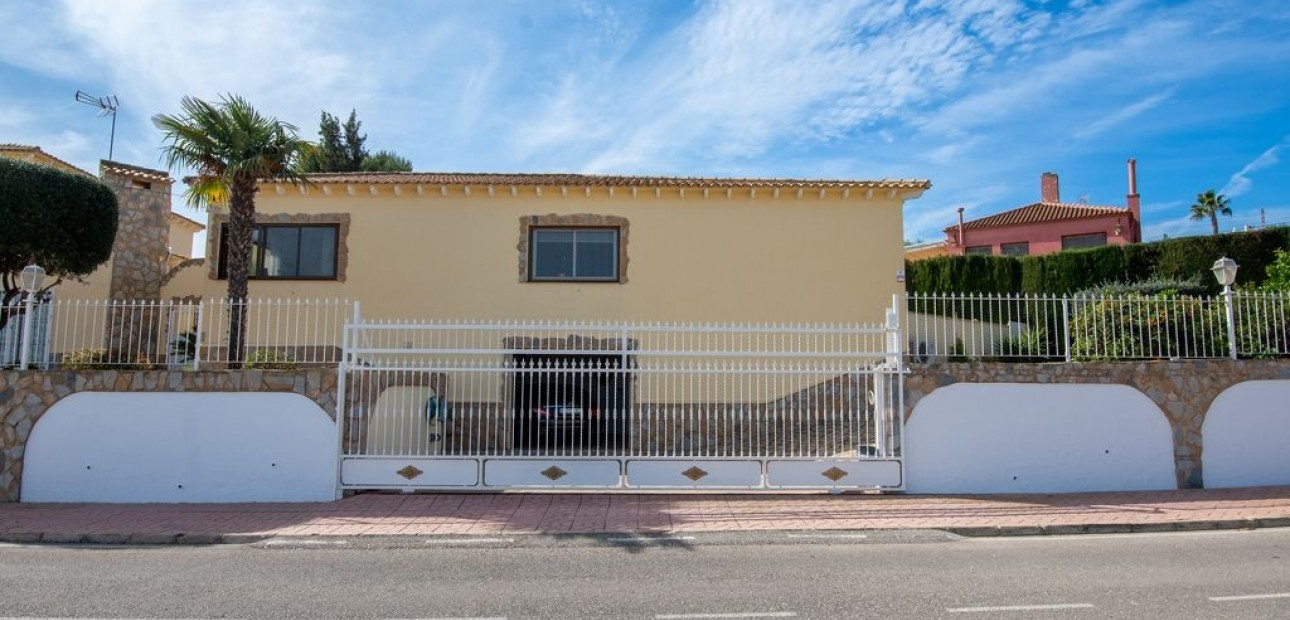 Sale - Villa -
Algorfa