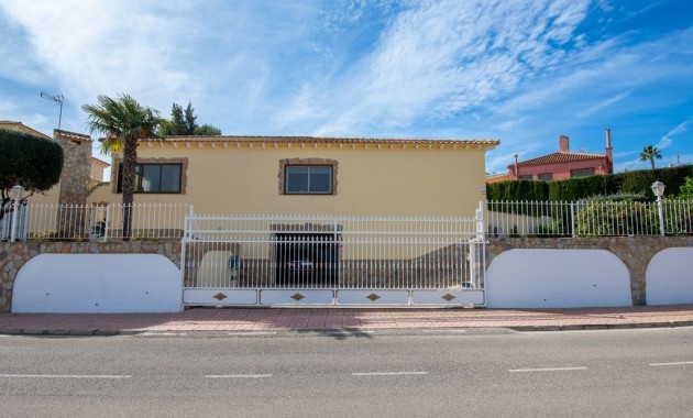 Sale - Villa -
Algorfa