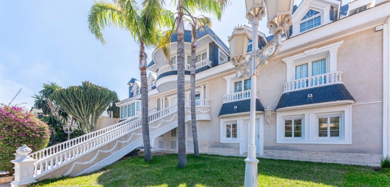 Venta - Villa -
Playa San Juan