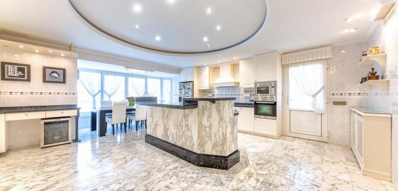 Venta - Villa -
Playa San Juan