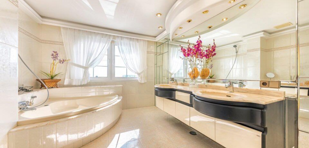 Venta - Villa -
Playa San Juan