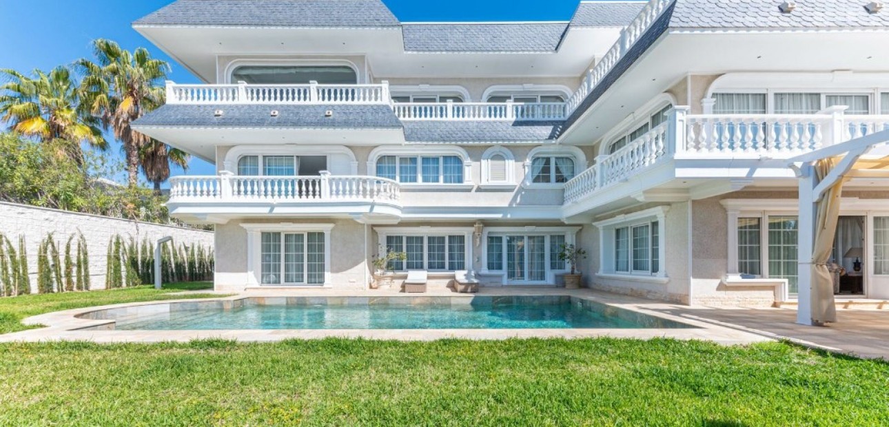 Venta - Villa -
Playa San Juan