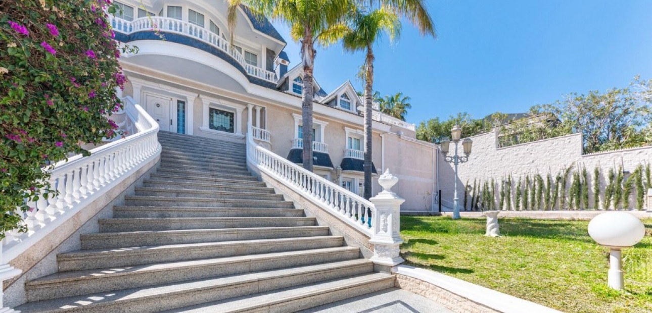 Venta - Villa -
Playa San Juan