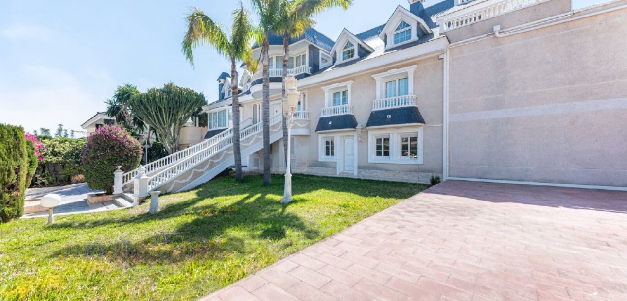 Venta - Villa -
Playa San Juan