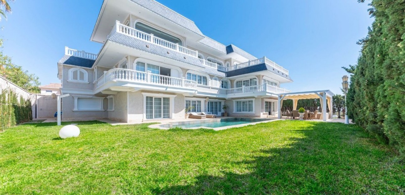 Venta - Villa -
Playa San Juan