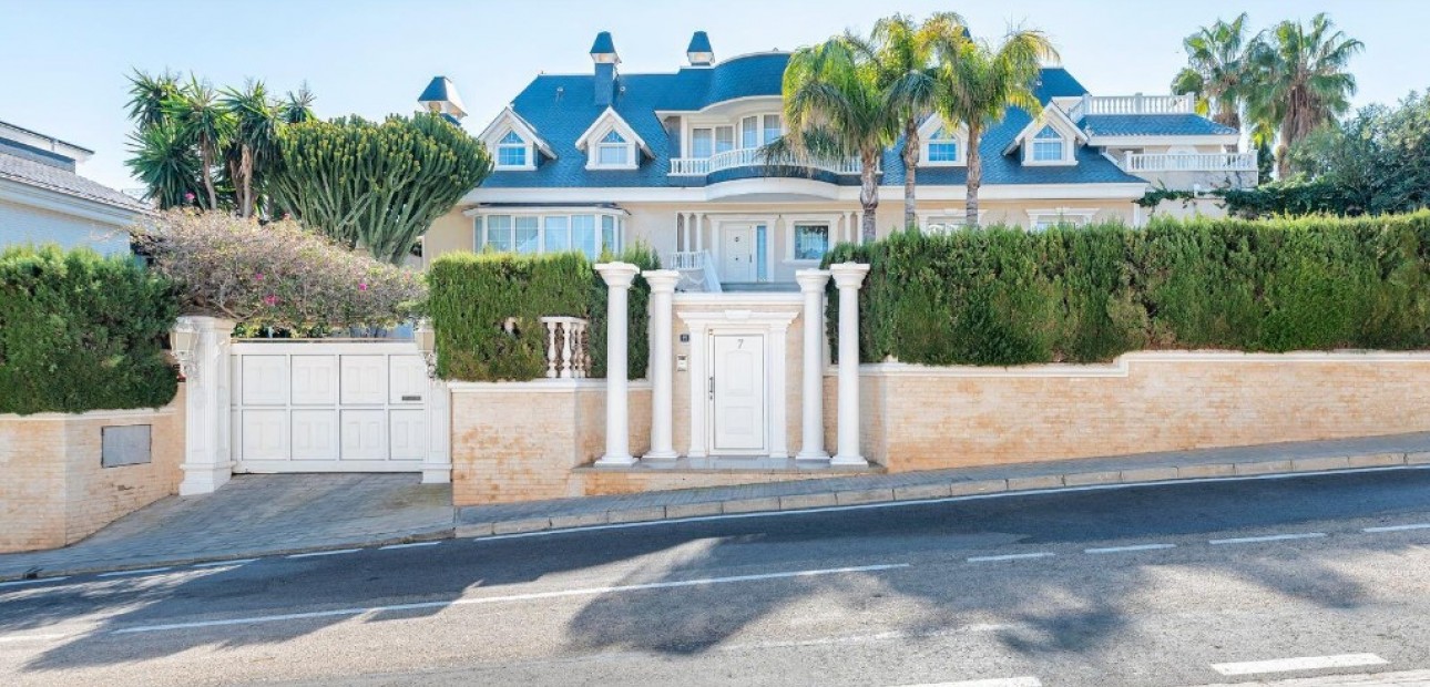 Venta - Villa -
Playa San Juan